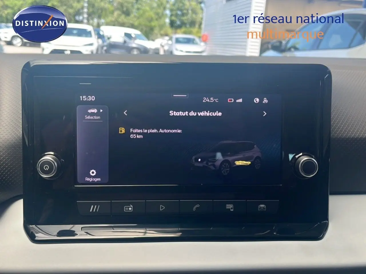 Écran tactile central du tableau de bord de la SEAT Arona 2025 affichant le statut du véhicule en extérieur.