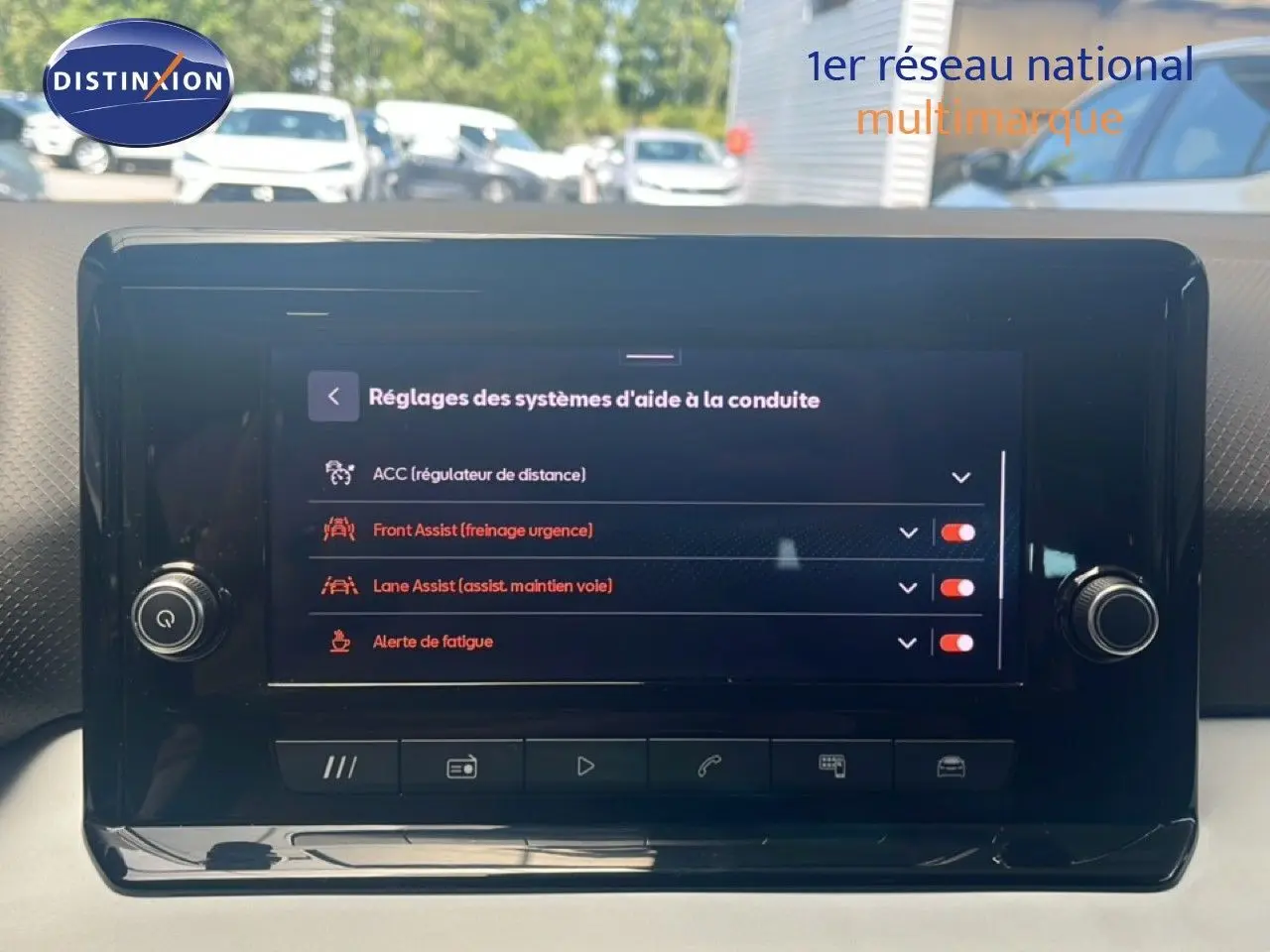 Écran tactile central du SEAT Arona 2025 affichant les réglages des aides à la conduite, intérieur noir.