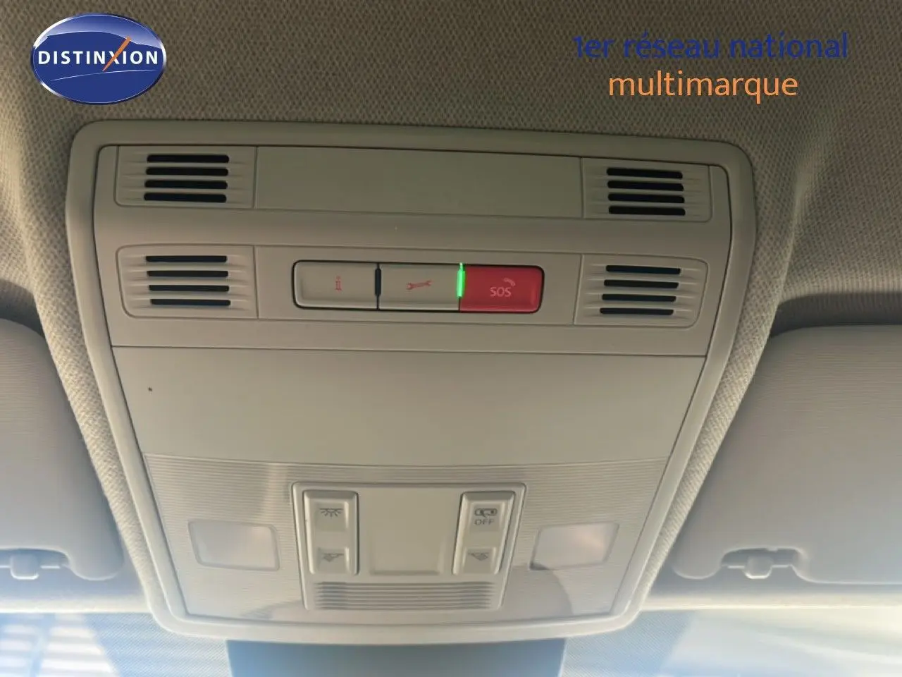 Vue intérieure du plafonnier avec commandes d'éclairage et bouton SOS allumé, sans visibilité du véhicule extérieur.