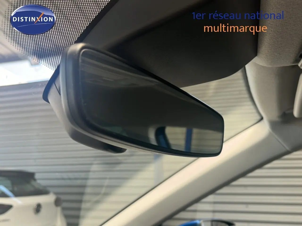 Rétroviseur intérieur en gros plan dans l’habitacle d’un SEAT Arona 2025, toit noir visible en arrière-plan.