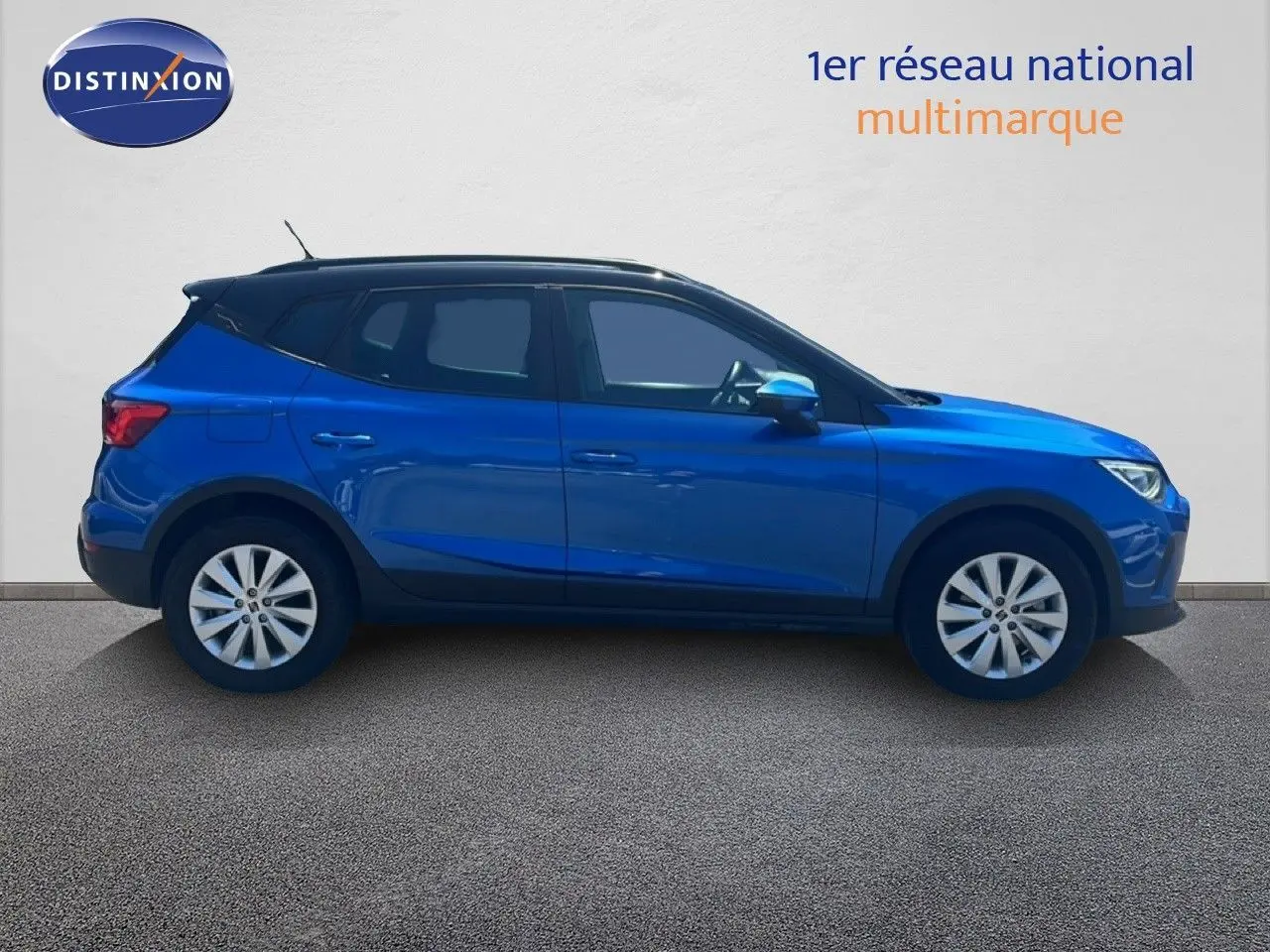 Vue de profil côté gauche d'un SEAT Arona 2025 bleu saphir avec toit noir, roues alliage et carrosserie compacte.