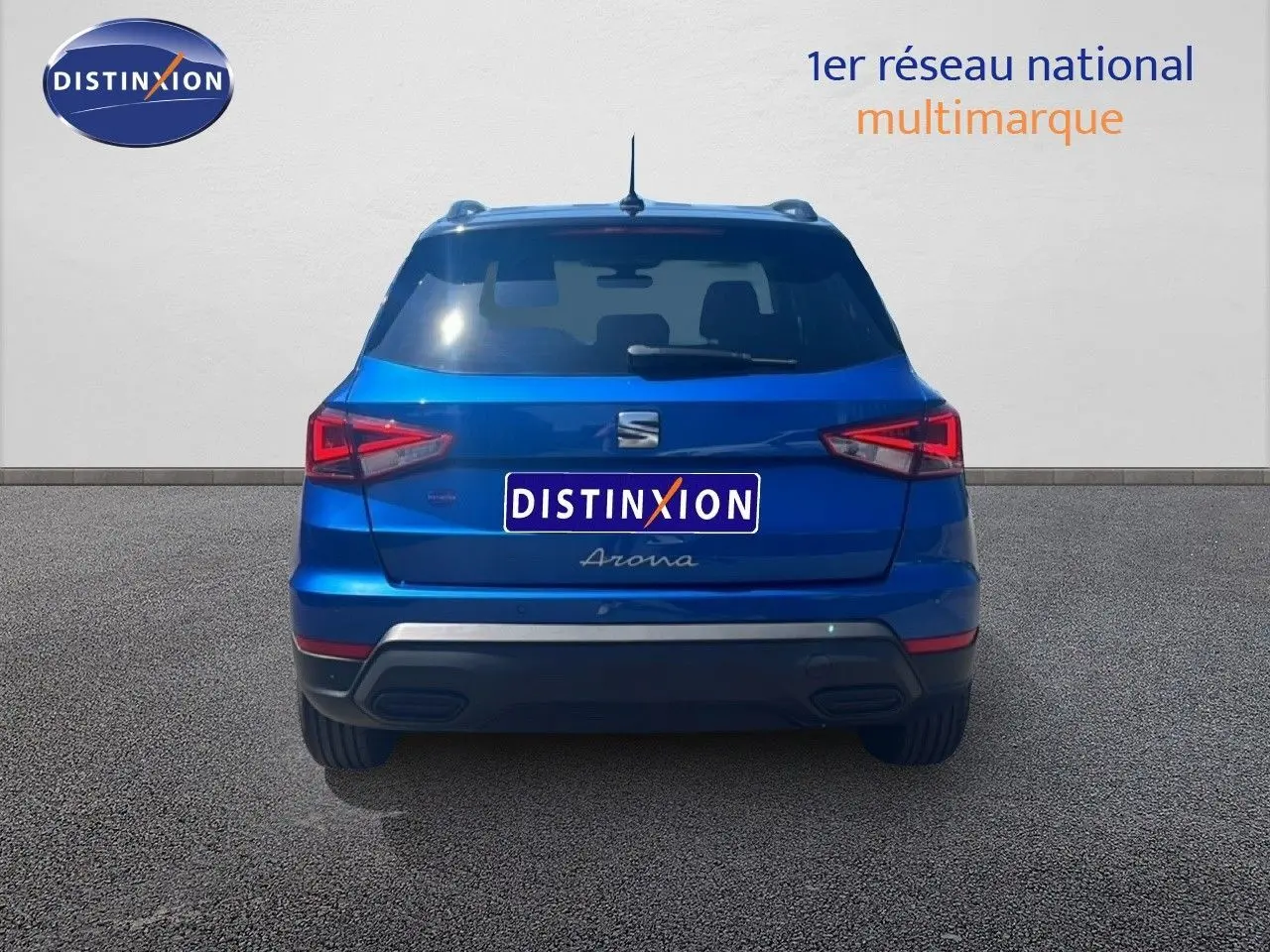 Vue arrière d'un SEAT Arona bleu saphir métal avec toit noir, mettant en valeur ses feux arrière LED et son design compact.