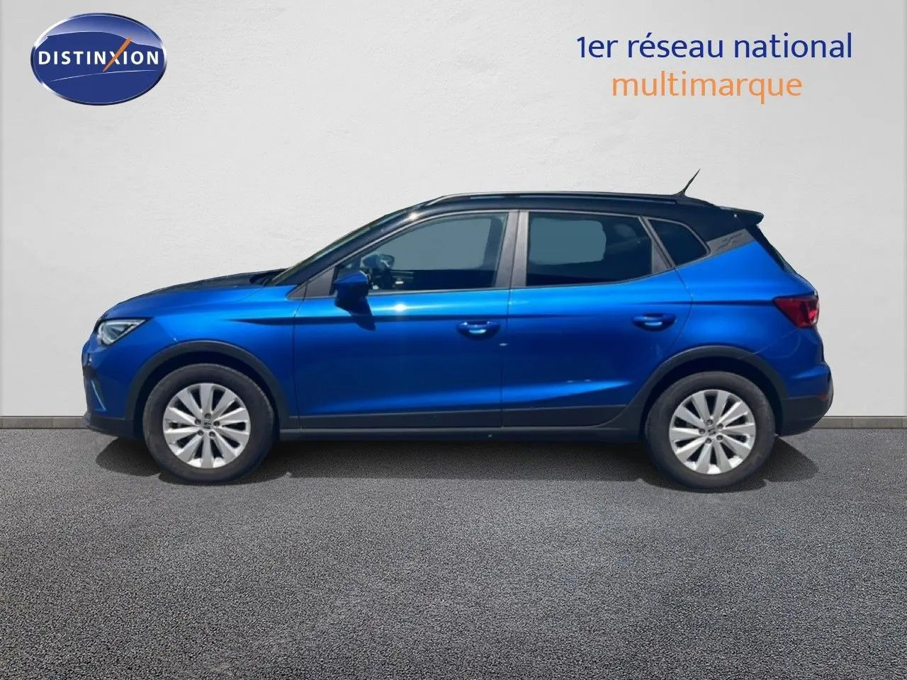 Vue de profil côté gauche d’un SEAT Arona bleu saphir métal avec toit noir, version 2025 en finition Style Special Edition.