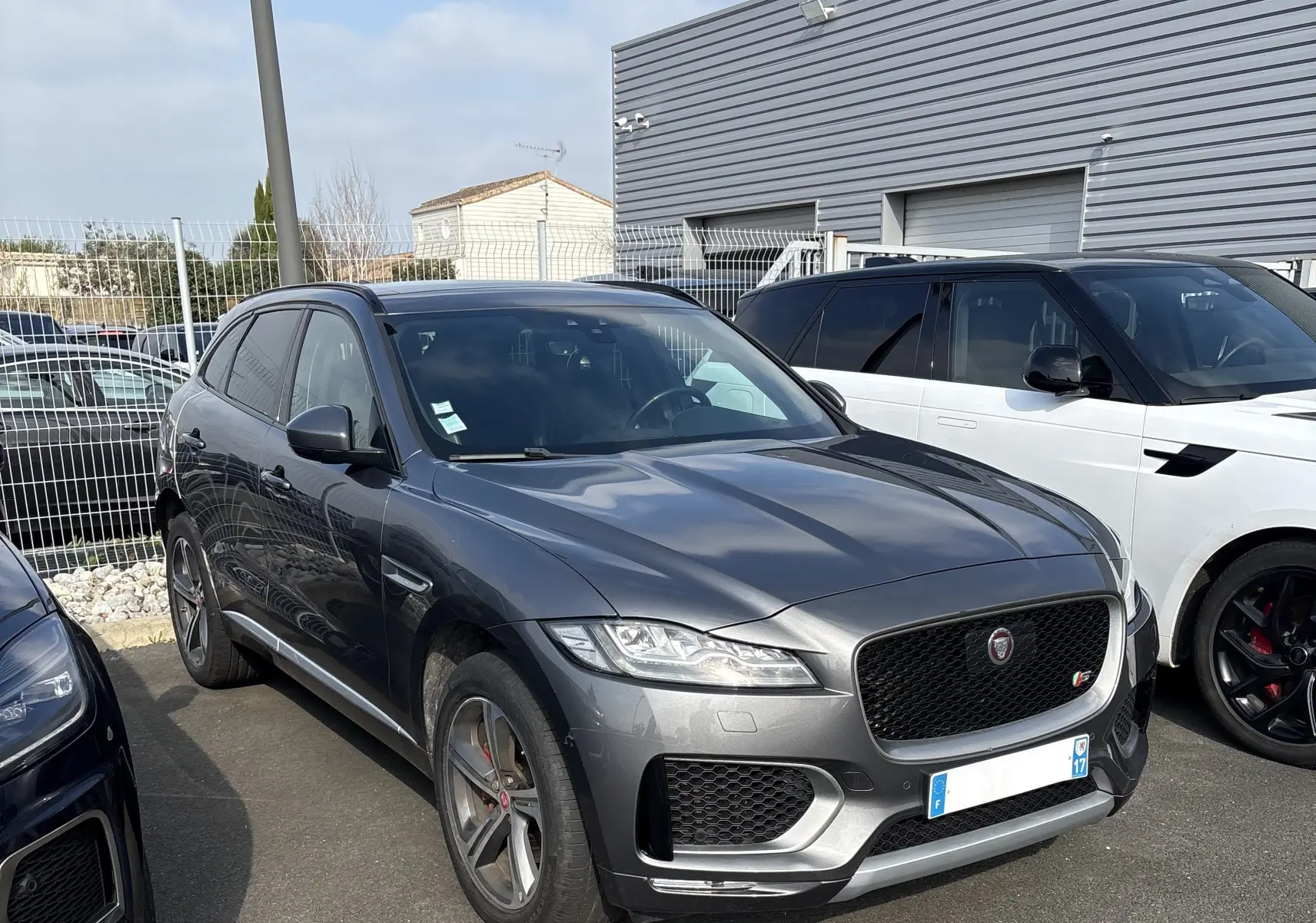 Jaguar F-PACE 3.0D 300 S gris ammonite vue 3/4 avant droit avec calandre noire et jantes alliage.