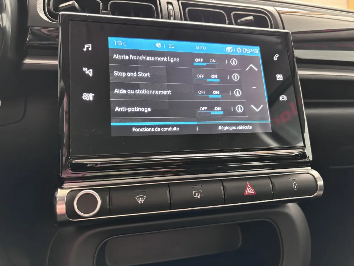 Écran tactile central affichant les réglages d'aide à la conduite dans l'habitacle noir d'une Citroën C3 2024.