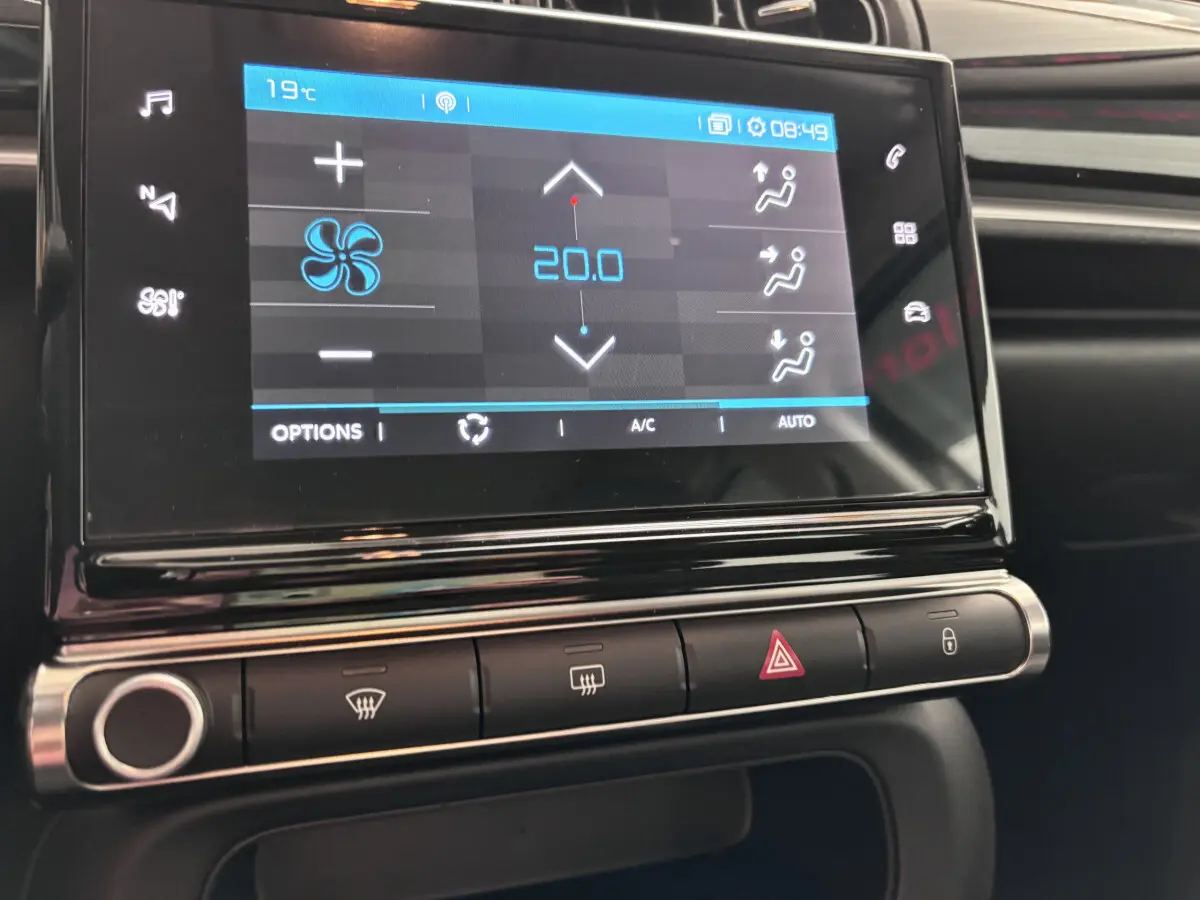 Écran tactile central de 7 pouces affichant la climatisation à 20°C dans une Citroën C3 noire 2024 PureTech 110 BVM6 PLUS.
