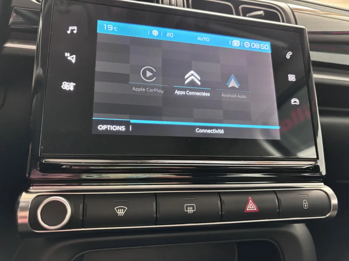 Écran tactile central de la Citroën C3 PureTech 110 noir 2024 affichant Apple CarPlay et Android Auto.