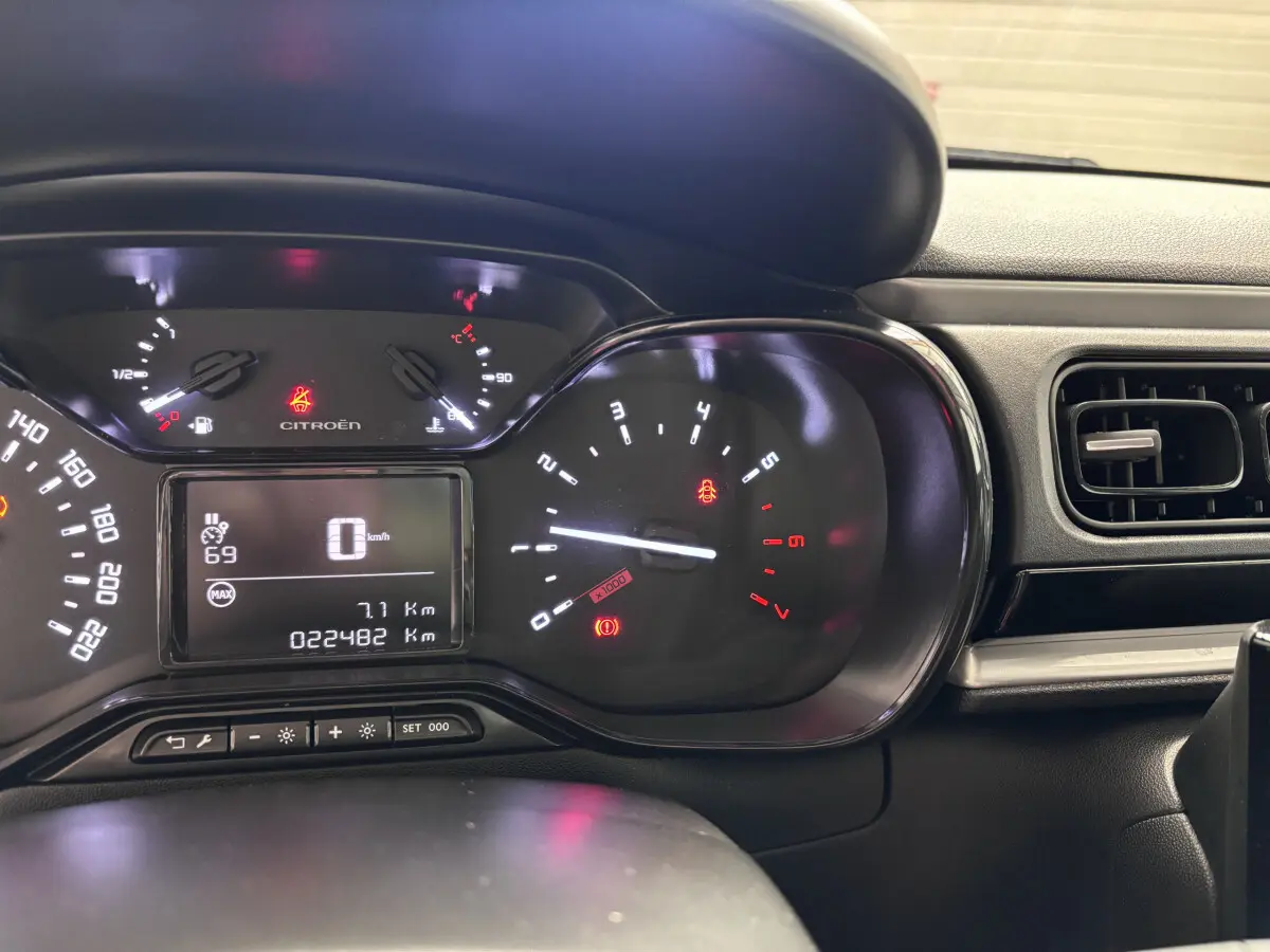 Tableau de bord de Citroën C3 PureTech 110 noir 2024, affichage numérique et compte-tours éclairé, vue de face.