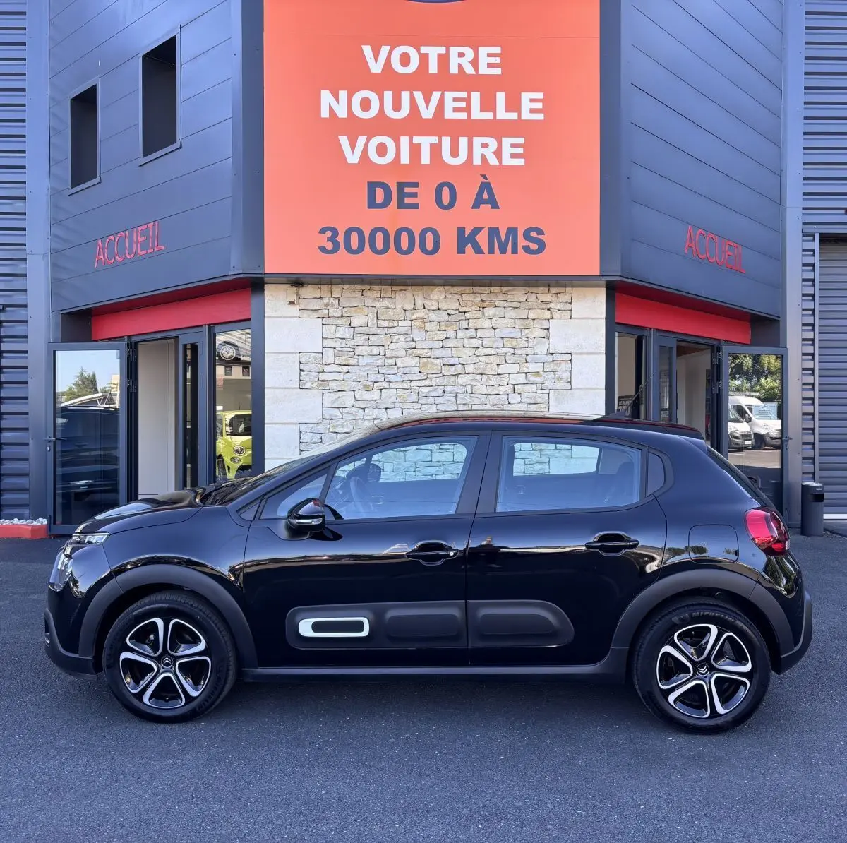 Profil côté gauche d'une Citroën C3 PureTech 110 noire 2024 avec protections latérales et jantes distinctives.