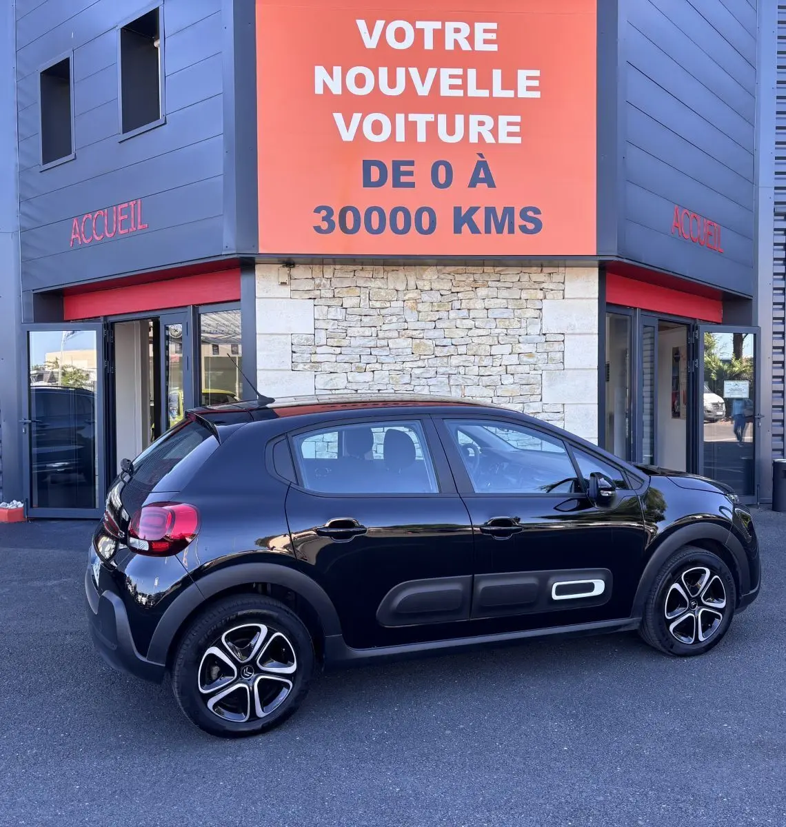 Citroën C3 PureTech 110 BVM6 noir vue de profil côté droit, avec protections latérales distinctives et jantes stylisées.