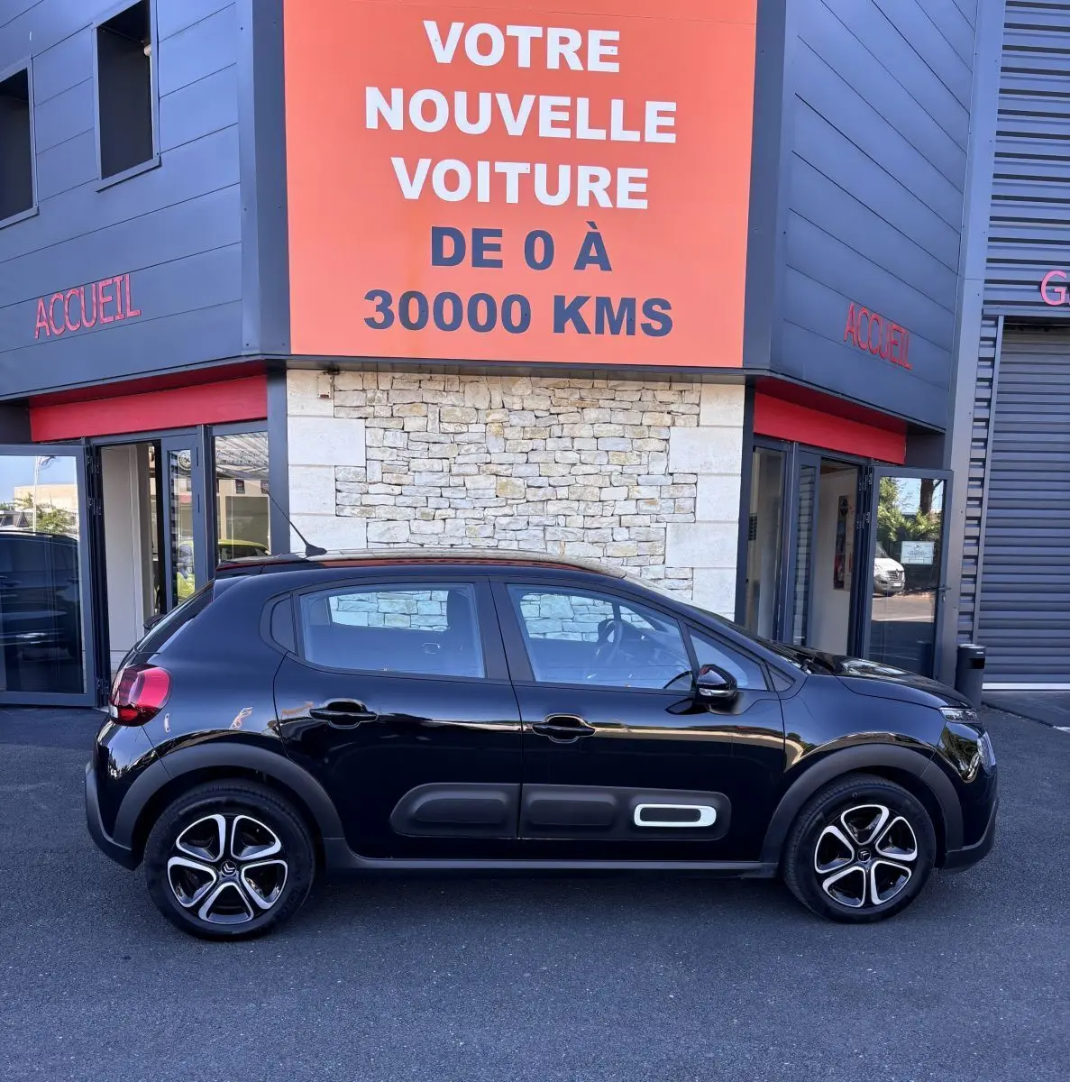 Profil côté gauche d'une Citroën C3 noire 2024 avec protections latérales distinctives et jantes noires et argentées.