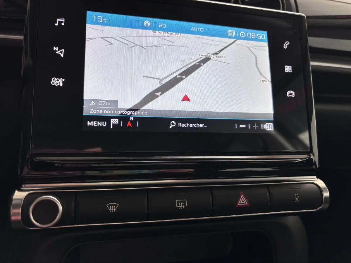 Écran tactile central de navigation du tableau de bord dans une Citroën C3 PureTech 110 noire de 2024.