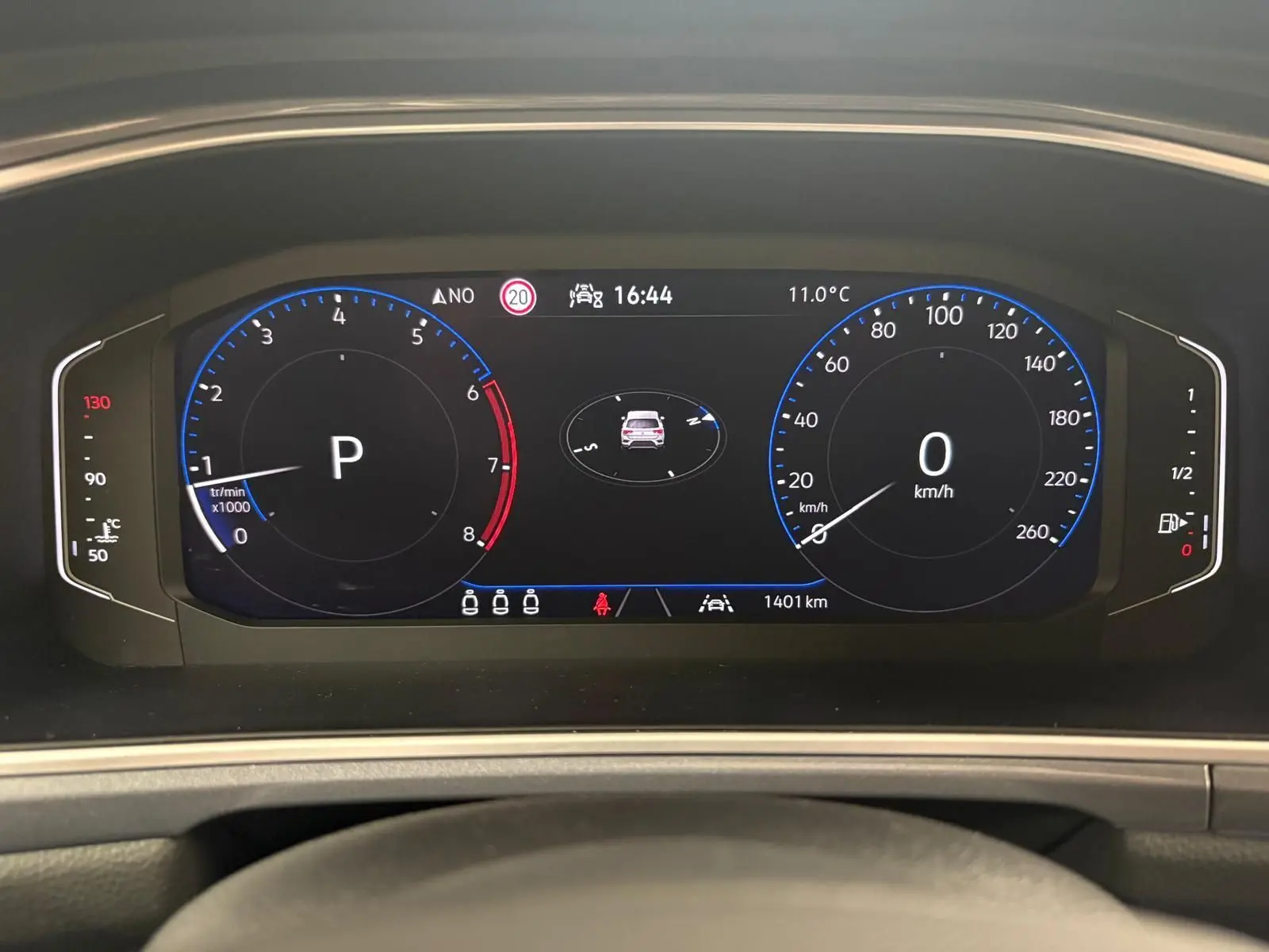 Tableau de bord numérique du Volkswagen T-Roc 2025, affichage vitesse et régime moteur à l'arrêt.