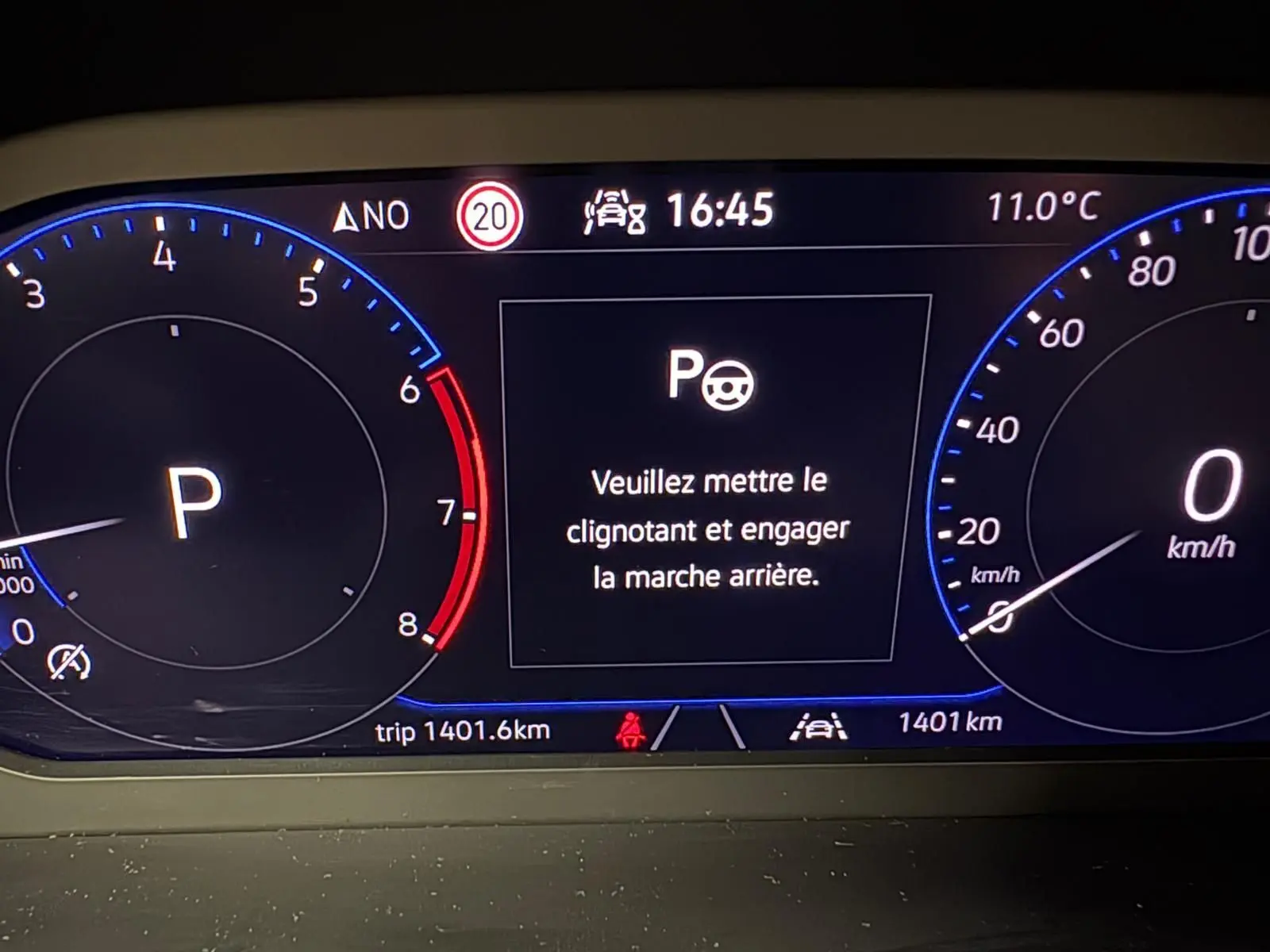 Tableau de bord numérique du Volkswagen T-Roc 2025 affichant la vitesse à 0 km/h et une consigne de marche arrière.