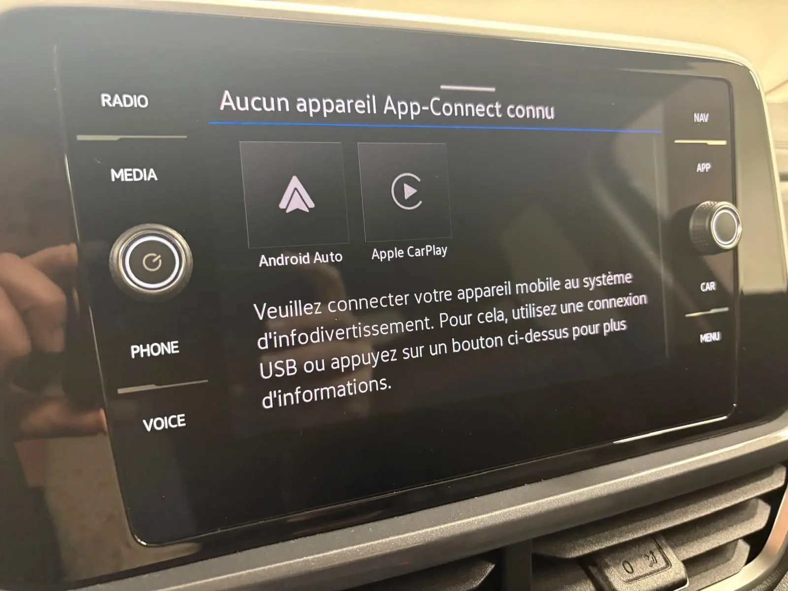 Écran tactile du système multimédia Volkswagen T-Roc 2025 affichant la connexion Android Auto et Apple CarPlay.
