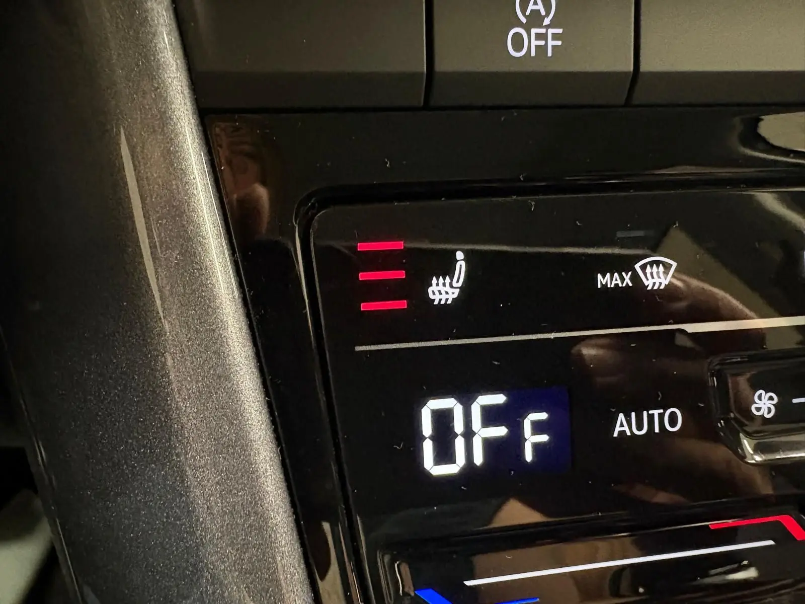 Vue 3/4 avant droit du Volkswagen T-Roc 2025 gris Indium avec attelage amovible visible à l'arrière.