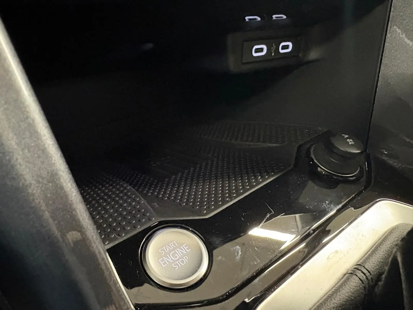 Gros plan sur le bouton Start/Stop et prises USB dans l'habitacle noir du Volkswagen T-Roc 2025.