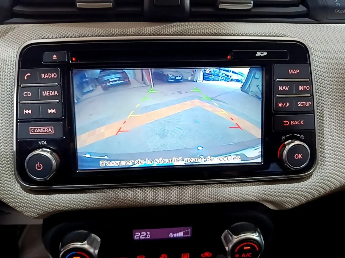 Écran tactile central de la Nissan Micra IG-T 90 N-Connecta 2017 affichant la caméra de recul en vue arrière.