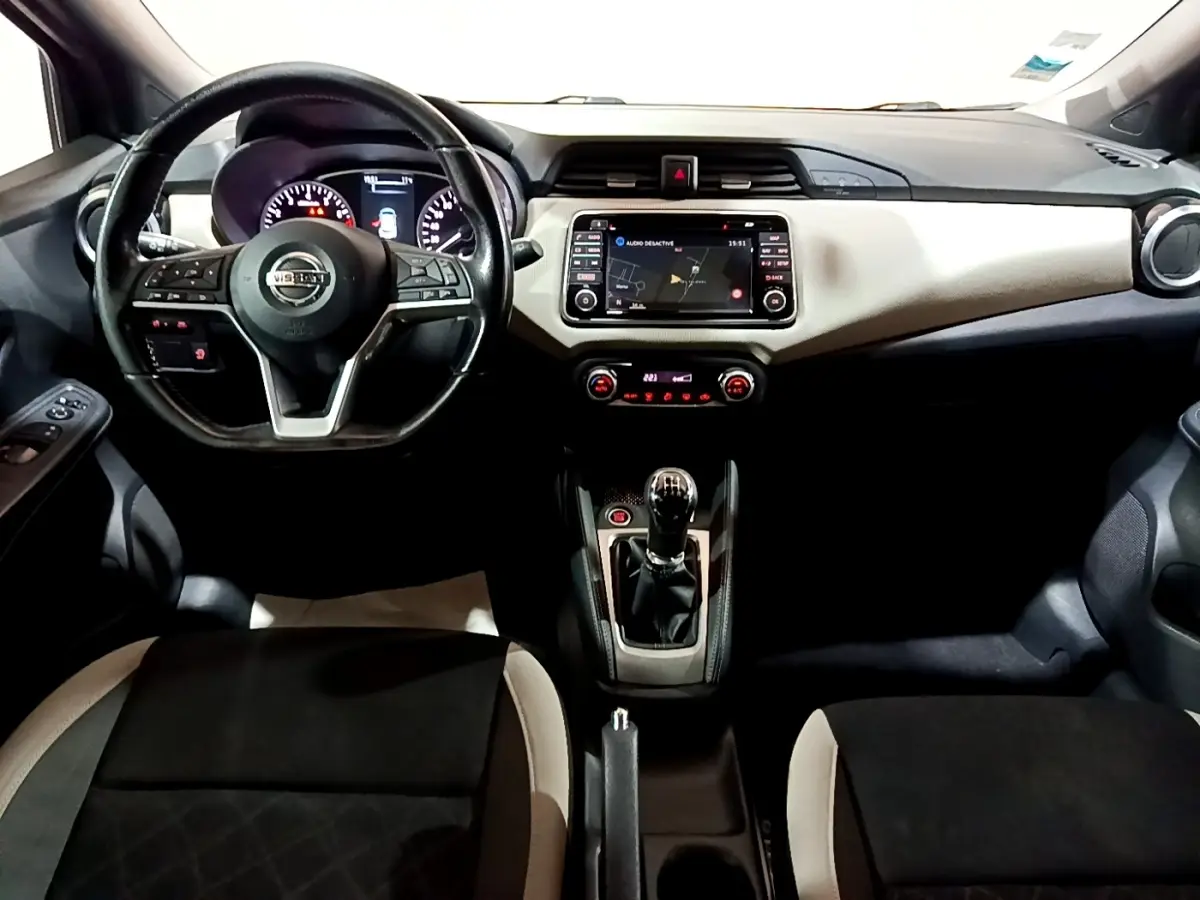 Vue intérieure avant de la Nissan Micra IG-T 90 N-Connecta 2017, volant cuir multifonctions et écran tactile central.
