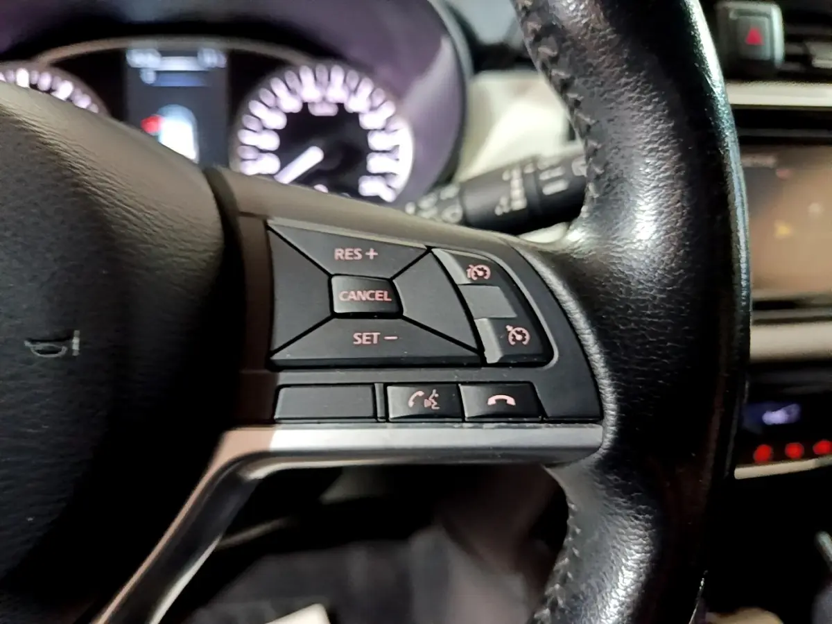 Gros plan sur le volant cuir noir de la Nissan Micra IG-T 90 N-Connecta 2017, boutons multifonctions côté droit.