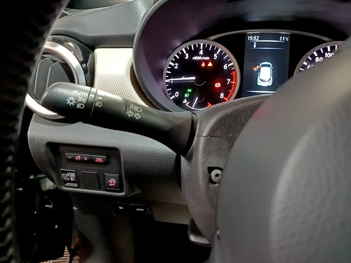 Vue rapprochée du tableau de bord et du volant cuir noir de la Nissan Micra IG-T 90 N-Connecta avec affichage digital.