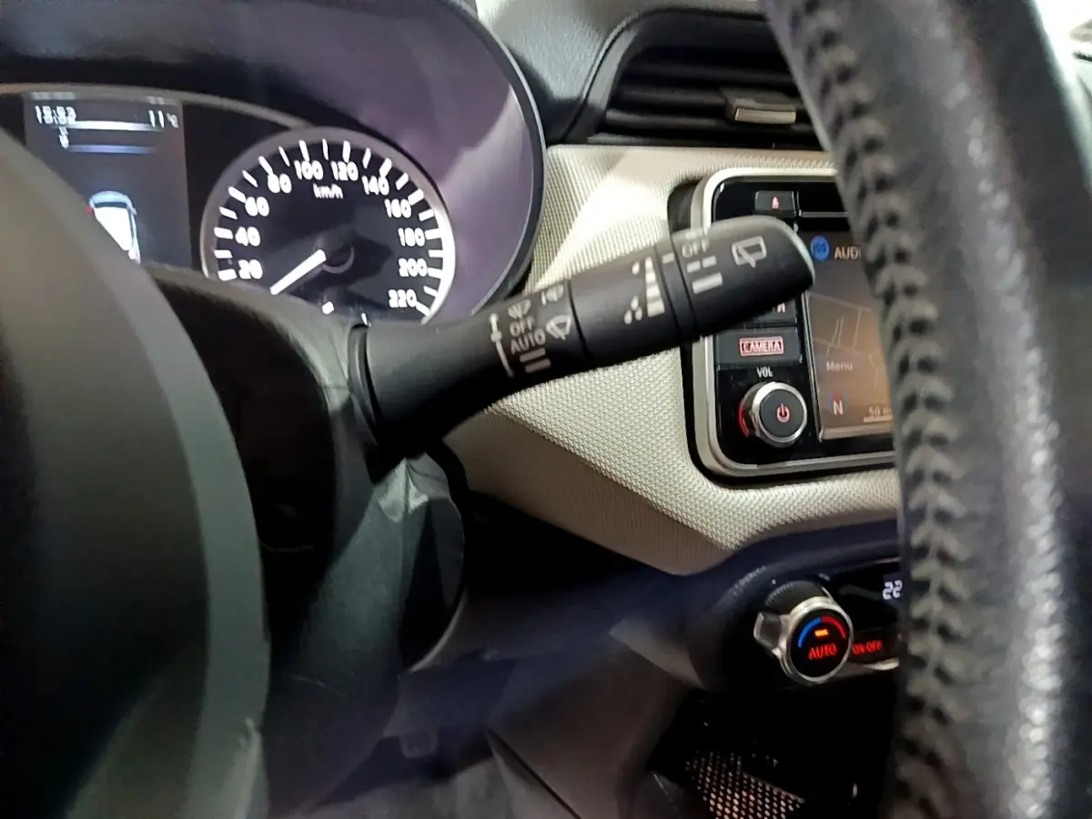 Vue rapprochée du tableau de bord et volant cuir noir de la Nissan Micra IG-T 90 N-Connecta avec affichage digital et commandes.