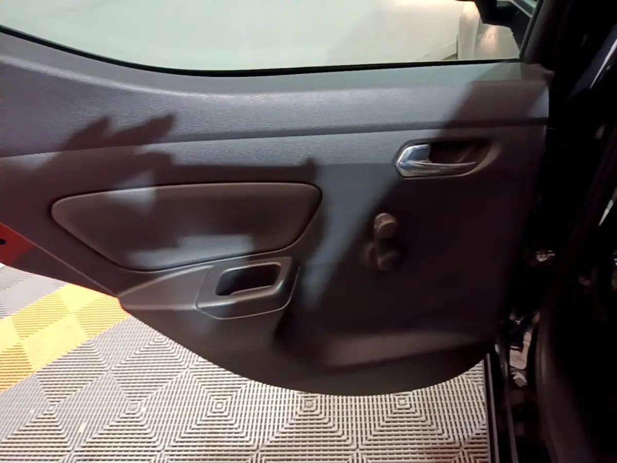 Vue rapprochée de la porte intérieure côté droit noire de la Nissan Micra IG-T 90 N-Connecta 2017 avec poignée chromée.