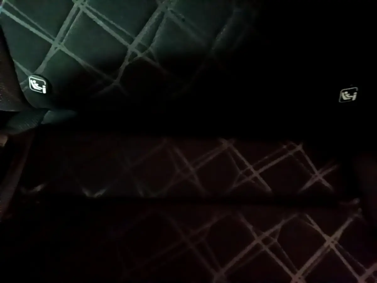 Banquette arrière noire de la Nissan Micra IG-T 90 N-Connecta 2017 avec fixation Isofix visible de face.