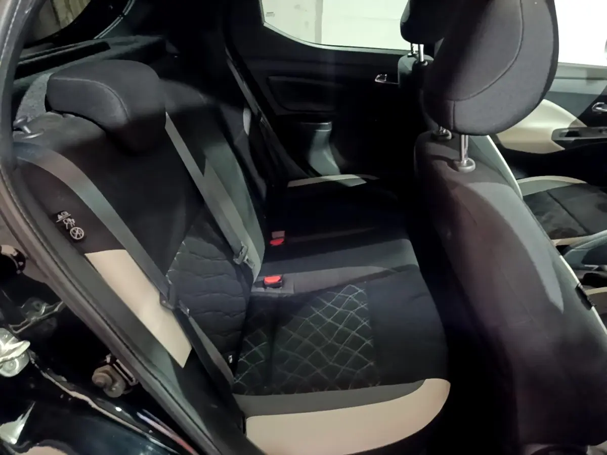 Vue intérieure côté gauche des sièges arrière noirs et gris de la Nissan Micra IG-T 90 N-Connecta 2017.