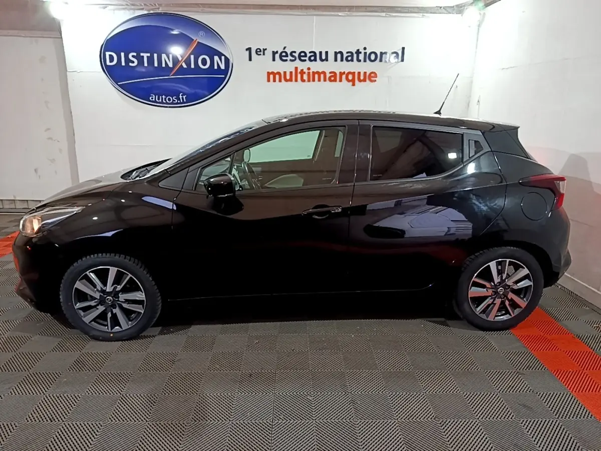 Vue de profil côté gauche d'une Nissan Micra noire IG-T 90 N-Connecta, avec jantes alliage et vitres teintées.
