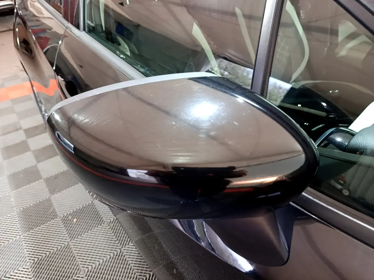 Rétroviseur côté gauche noir brillant d’une Nissan Micra IG-T 90 N-Connecta 2017, vue rapprochée en intérieur.