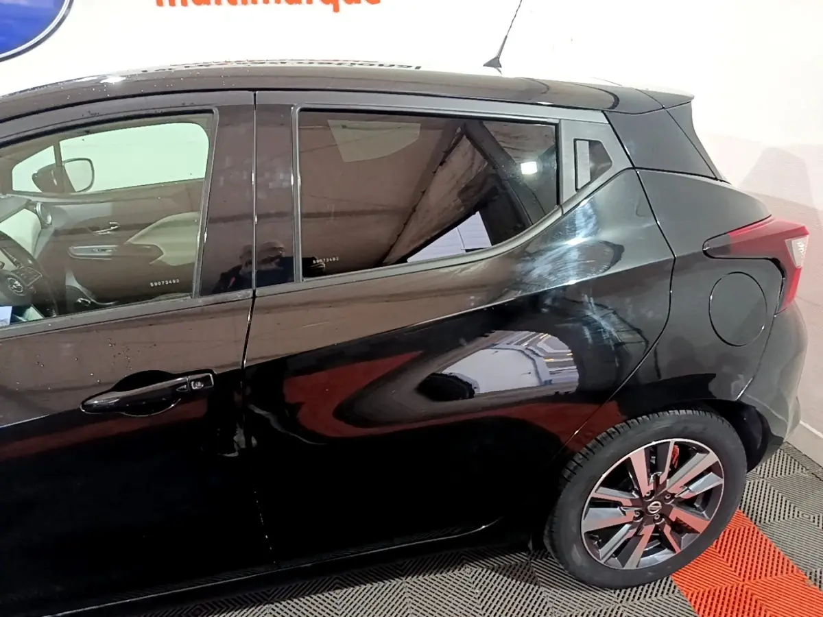 Vue latérale gauche d'une Nissan Micra noire de 2017, mettant en valeur la jante alliage et la silhouette compacte.