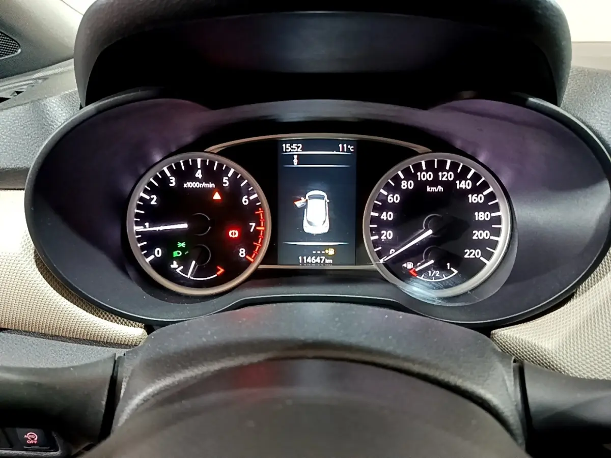 Vue rapprochée du tableau de bord noir de la Nissan Micra IG-T 90 N-Connecta avec compteurs et écran multifonctions.