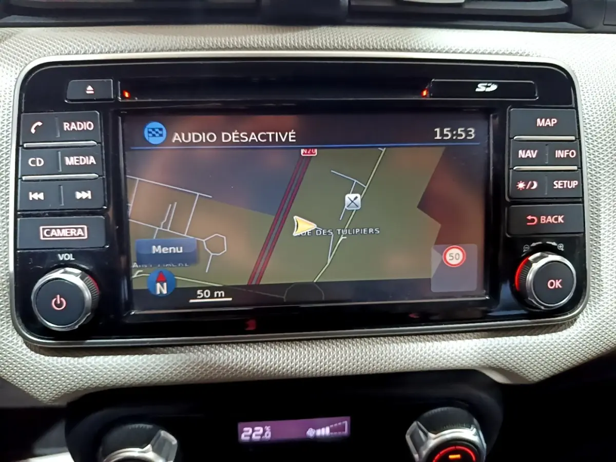 Gros plan sur l'écran tactile de navigation 7 pouces de la Nissan Micra IG-T 90 N-Connecta, tableau de bord clair.