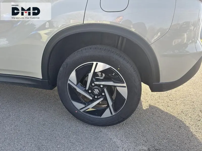 Gros plan sur la roue arrière droite du Suzuki Vitara 2026 couleur Savanna Ivory avec jante alliage noire et argent.