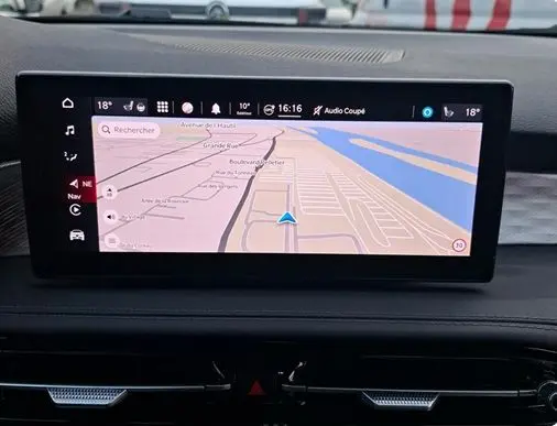 Gros plan sur la roue arrière droite d'une Alfa Romeo Tonale vert foncé, avec étrier de frein rouge visible.