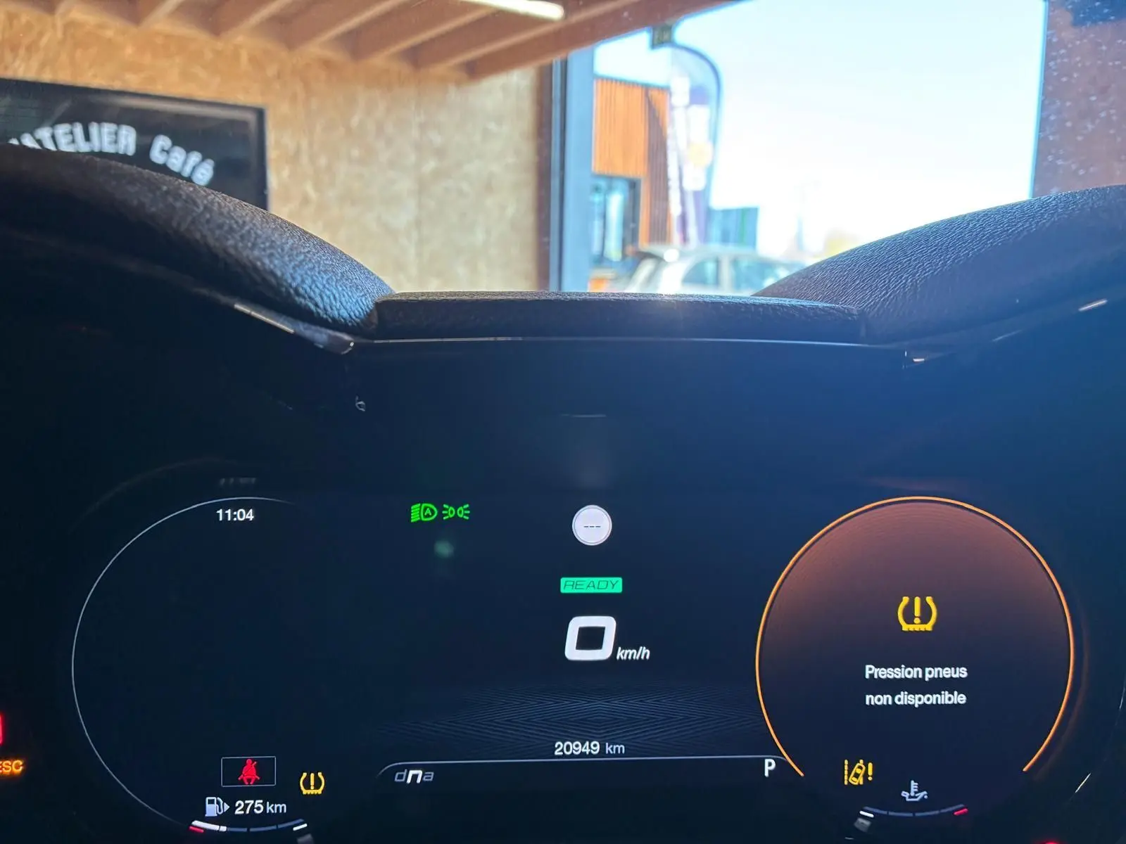 Vue rapprochée du tableau de bord numérique de l'Alfa Romeo Tonale 2022, affichant un avertissement de pression pneus.