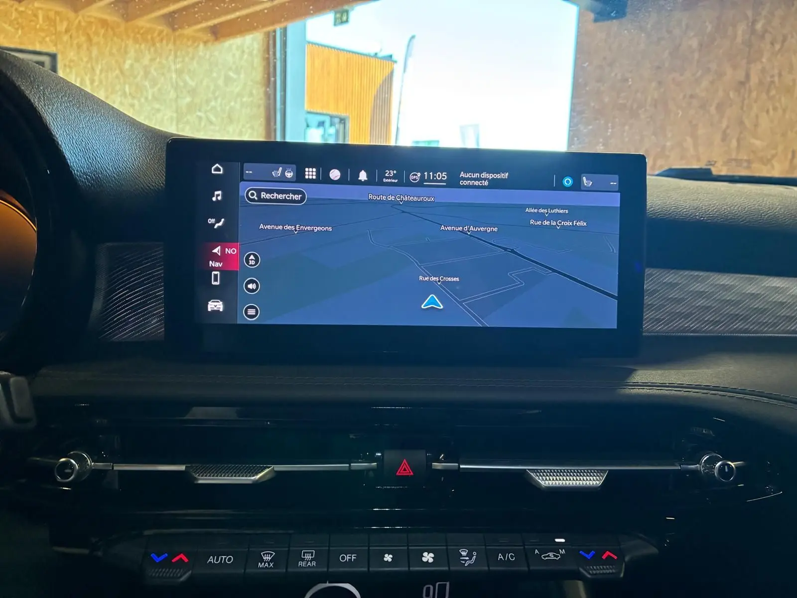 Écran tactile central affichant la navigation GPS dans l'habitacle noir de l'Alfa Romeo Tonale 2022.
