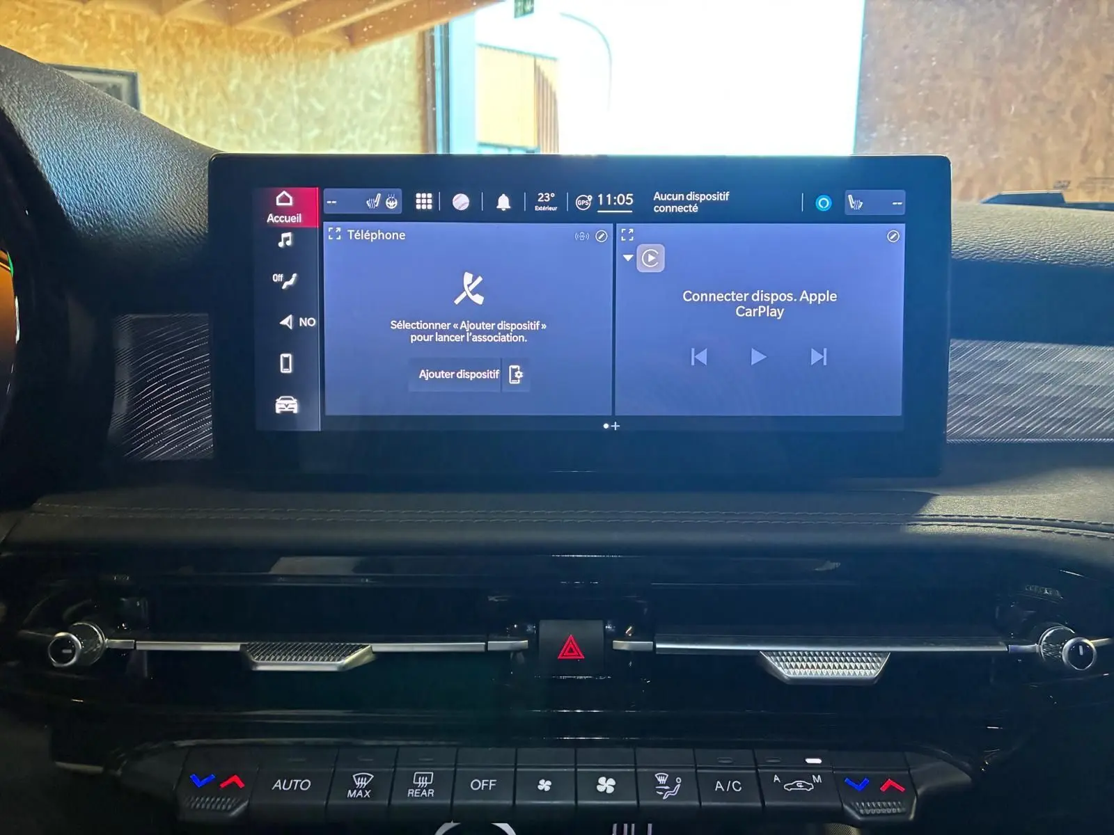 Écran tactile central de l'Alfa Romeo Tonale 2022 affichant les options téléphone et Apple CarPlay, tableau de bord noir.