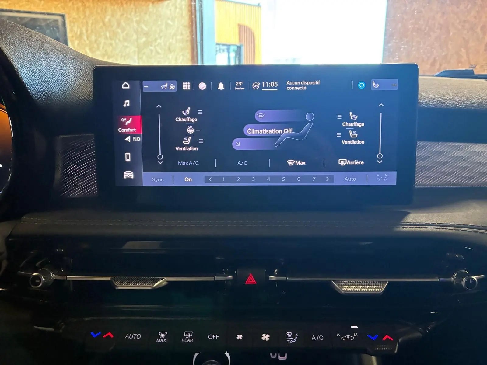 Écran tactile central de l'Alfa Romeo Tonale 2022 affichant les réglages de climatisation, intérieur noir.