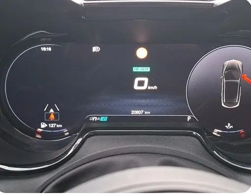 Gros plan sur la roue arrière droite d'une Alfa Romeo Tonale vert foncé avec jante alliage et étrier de frein rouge.