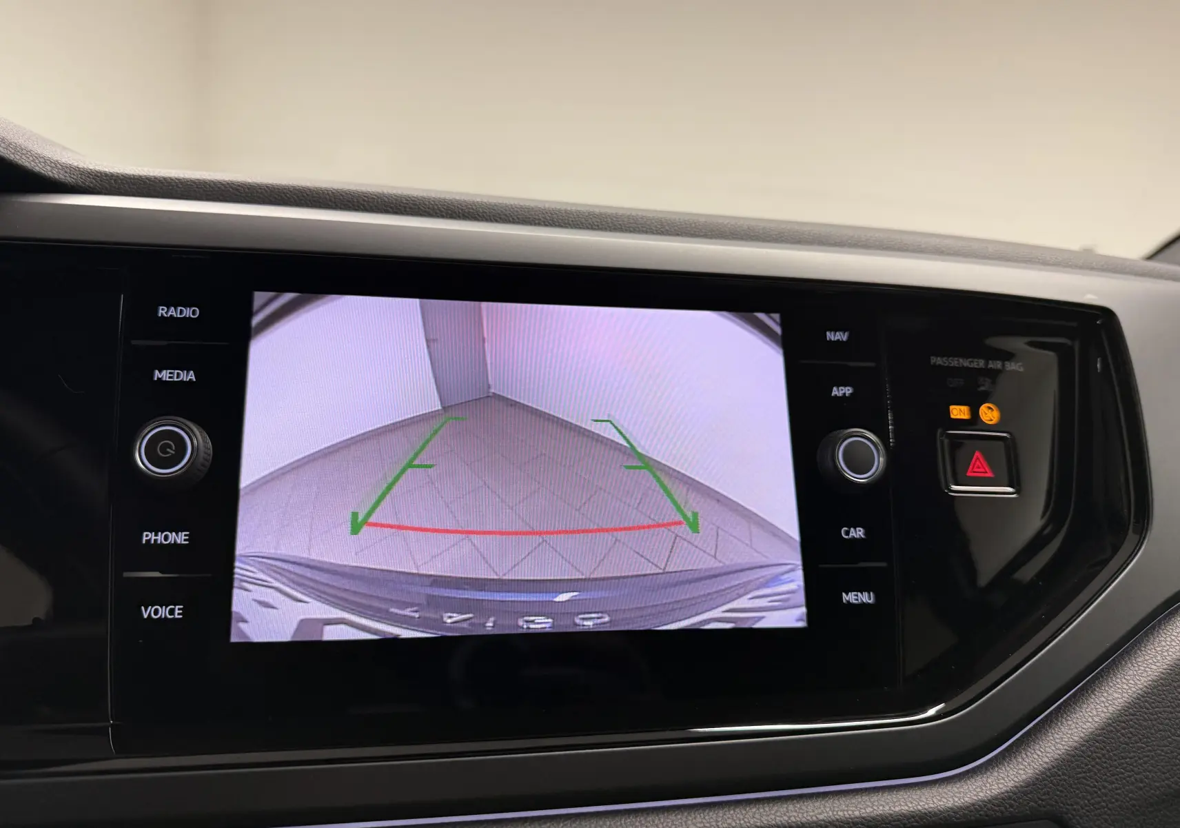 Écran tactile intérieur affichant la caméra de recul du Volkswagen Taigo gris cendre, vue arrière avec lignes de guidage.