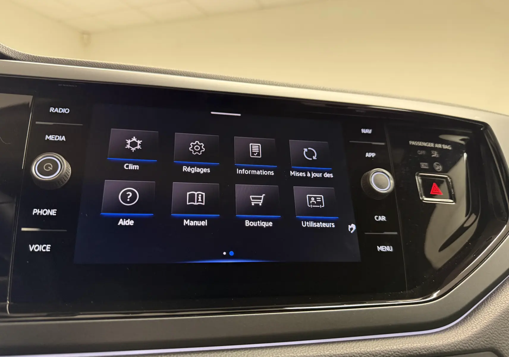 Écran tactile central du tableau de bord du Volkswagen Taigo 2025 avec interface de réglages et commandes.