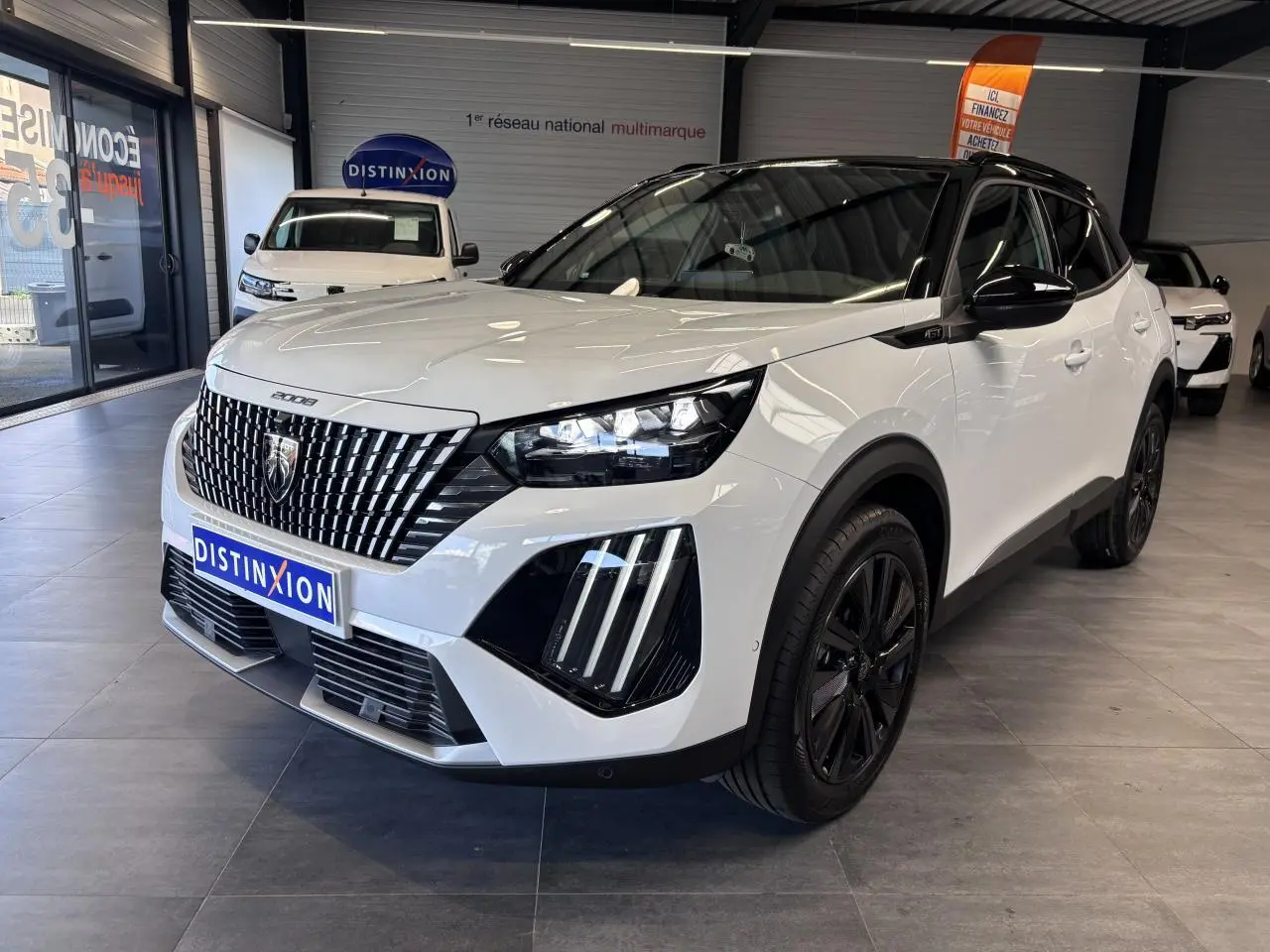 Peugeot 2008 hybride 2026 blanc, vue 3/4 avant droit, calandre noire et jantes alliage noires.