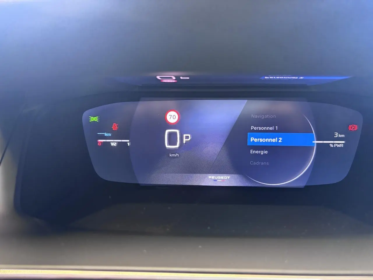 Affichage numérique du combiné de bord du Peugeot 2008 Hybrid, montrant la vitesse à 0 km/h et menu de navigation.