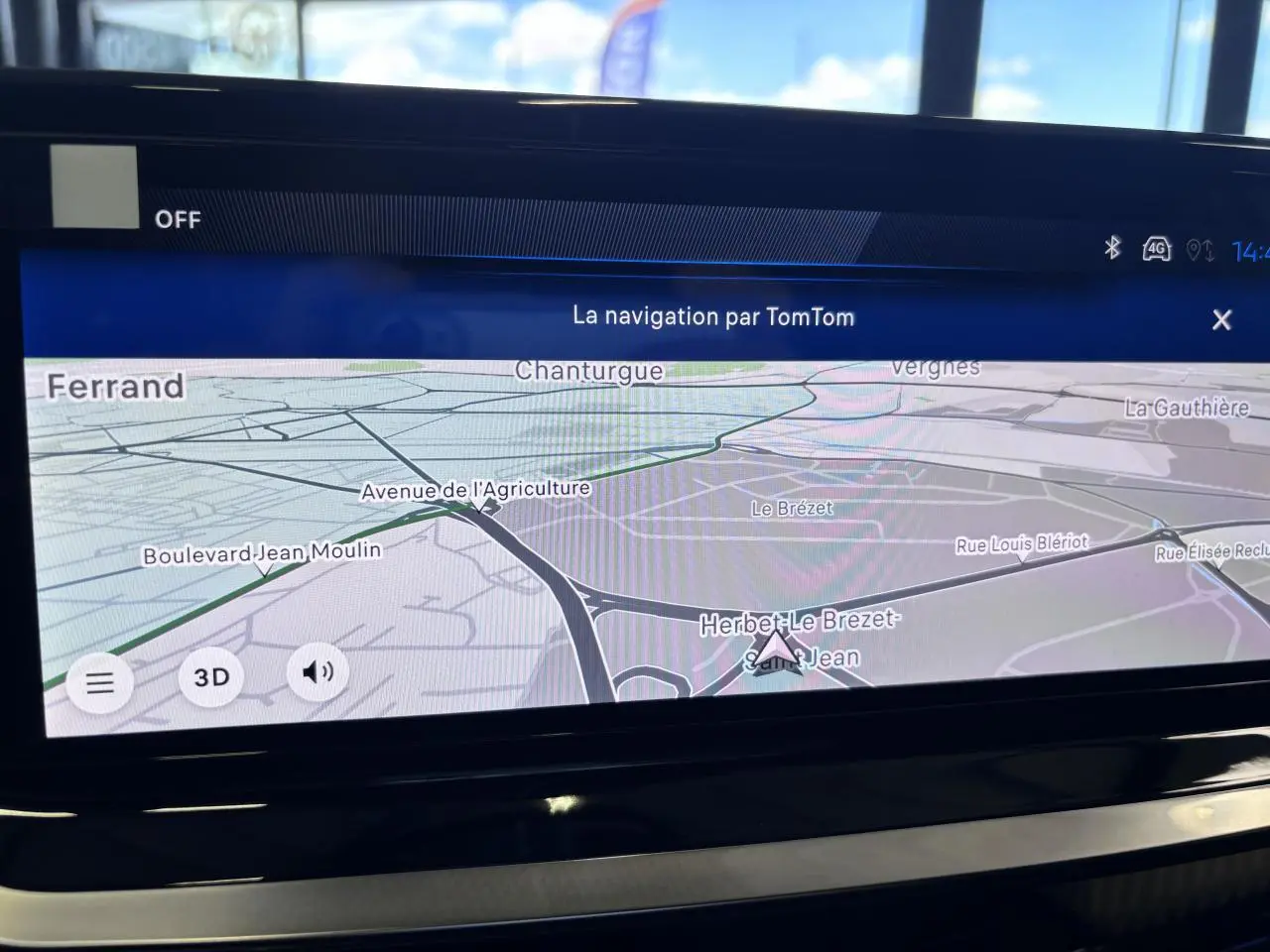Écran tactile 10 pouces de navigation 3D TomTom dans le tableau de bord du Peugeot 2008 hybride.