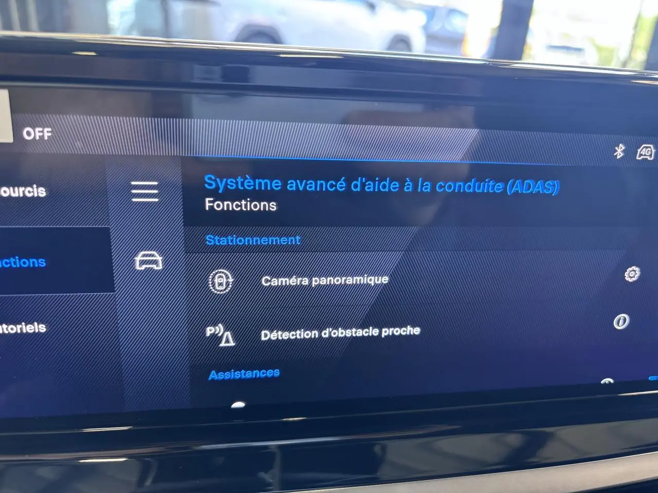 Écran tactile intérieur du Peugeot 2008 Hybrid affichant les options avancées d’aide à la conduite.