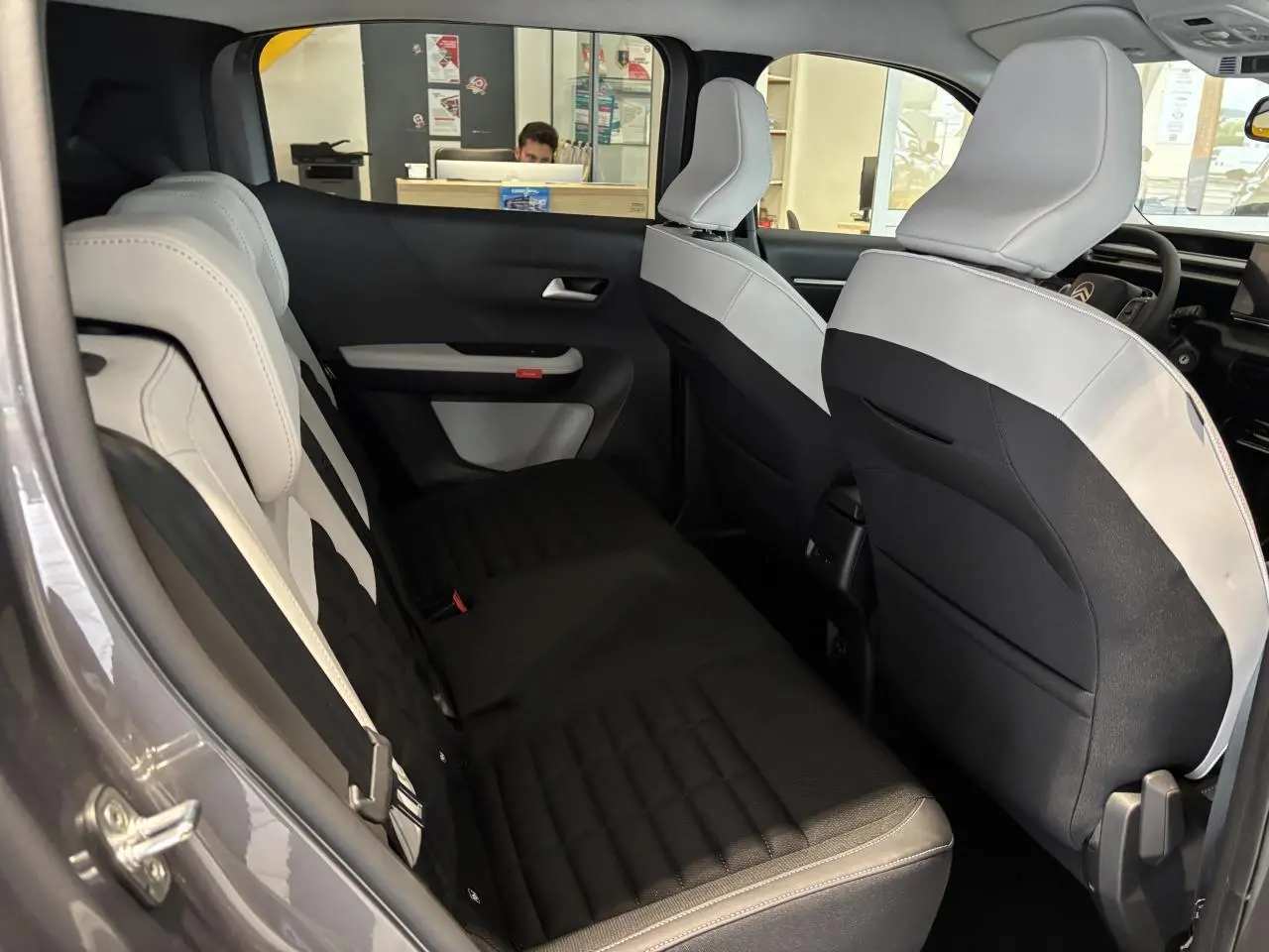 Vue intérieure côté gauche sur la banquette arrière noire et grise du Citroën C3 Aircross 2026 en configuration 7 places.