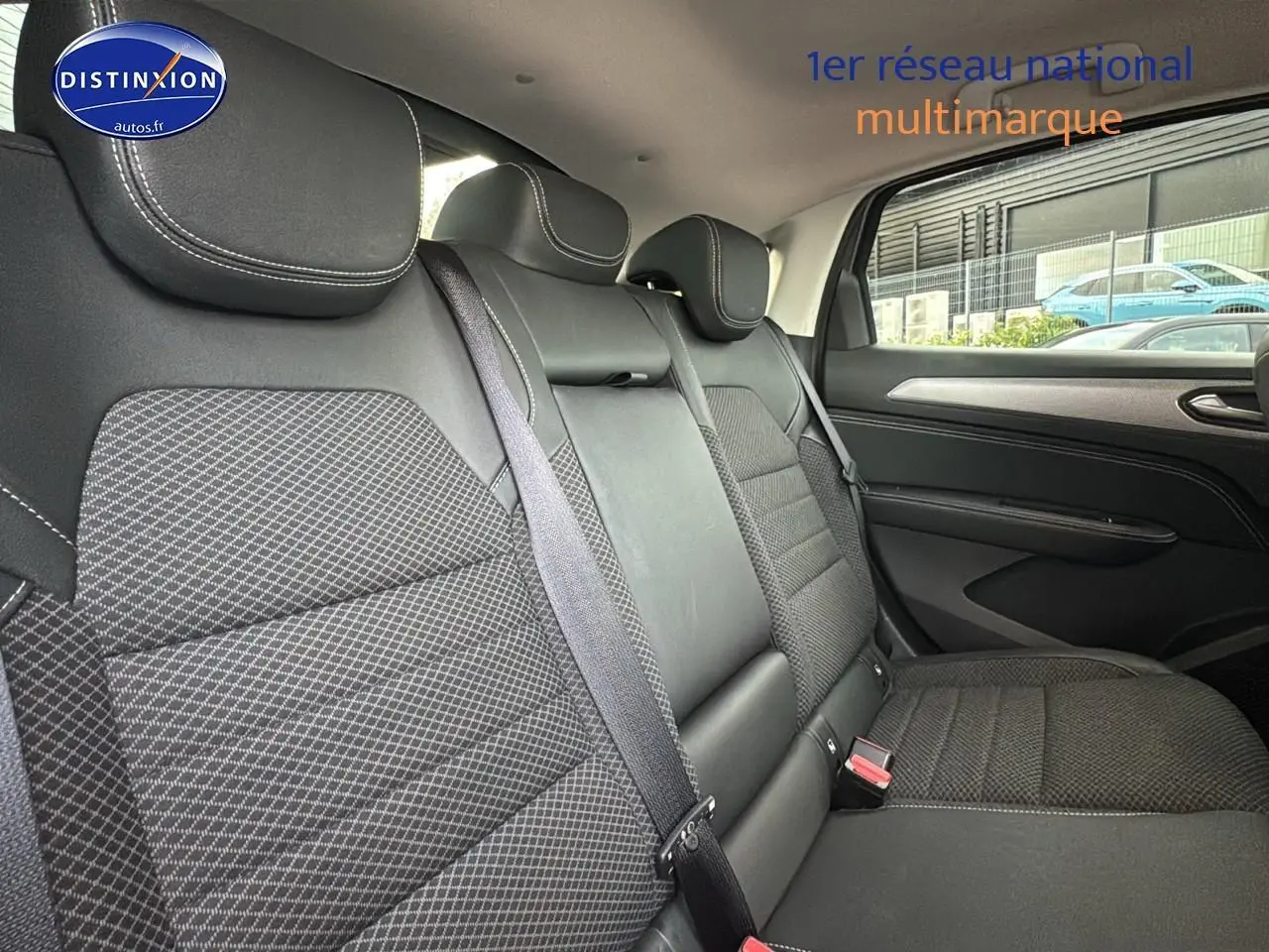 Vue intérieure montrant la banquette arrière en cuir/suédine noire du Renault Arkana 1.6 e-tech hybride 145 Techno.