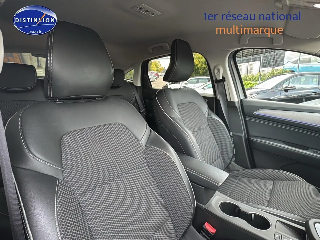Vue intérieure côté droit sur les sièges avant en cuir/suédine noir du Renault Arkana hybride 2022.